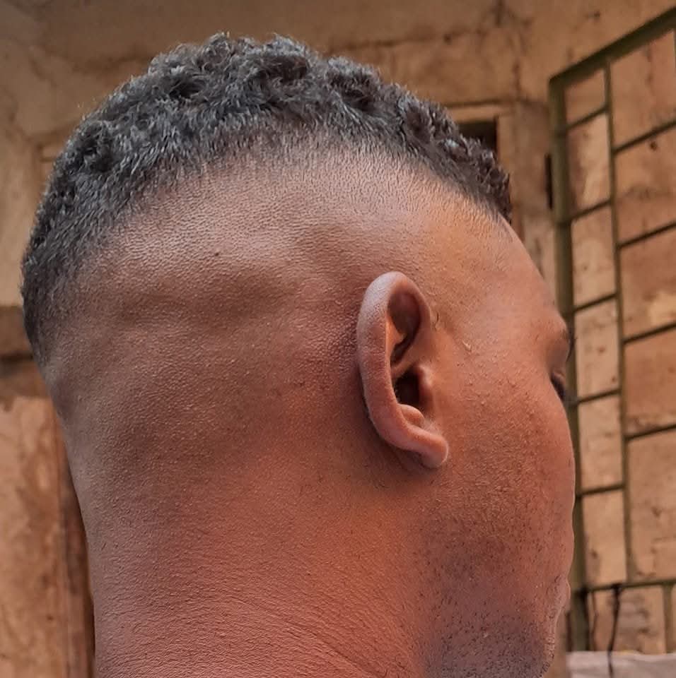corte realizado por YOB4 BARBER